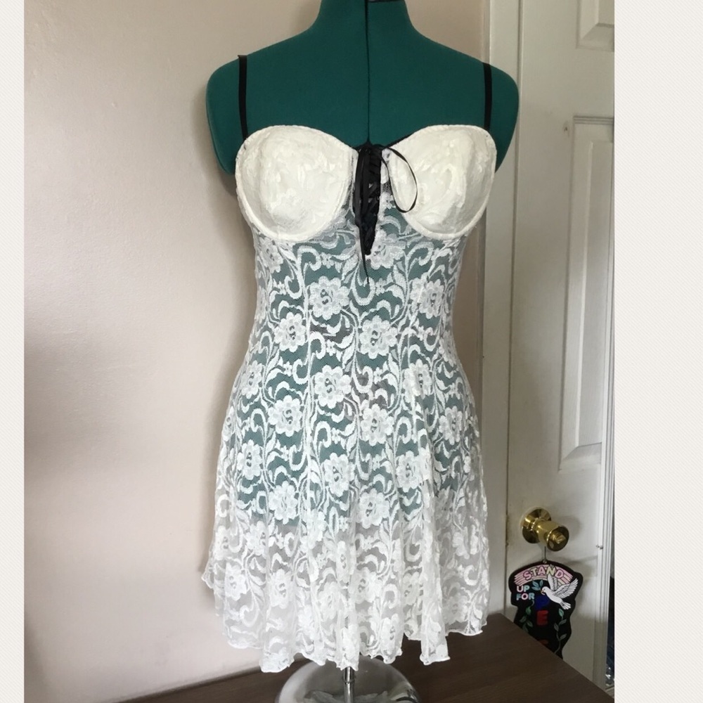 CINEMA EXOILE white laces night gown